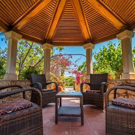 Villa Casa Dos Sobreiros - Golden Triangle - Fully Private 4 Bedroom 300 M2 - Private Pool - 1 Hectare Sculpted Garden -wifi And Air Conditioning - Great For Families Almancil