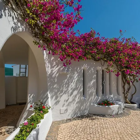 Casa Dos Sobreiros - Golden Triangle - Fully Private 4 Bedroom 300 M2 - Private Pool - 1 Hectare Sculpted Garden -wifi And Air Conditioning - Great For Families Villa Almancil